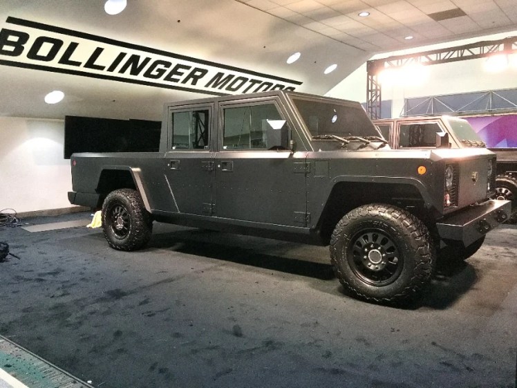 Che fine ha fatto Bollinger Motors, il brand che voleva cambiare il mercato dei pick-up con fuoristrada elettrici duri e puri disegnati con l'accetta?