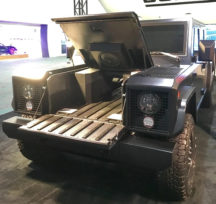 Che fine ha fatto Bollinger Motors, il brand che voleva cambiare il mercato dei pick-up con fuoristrada elettrici duri e puri disegnati con l'accetta?