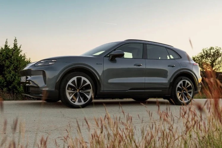 Porsche Cayenne Electric debutta con 1.156 cavalli, il che la rende la Porsche più potente di sempre