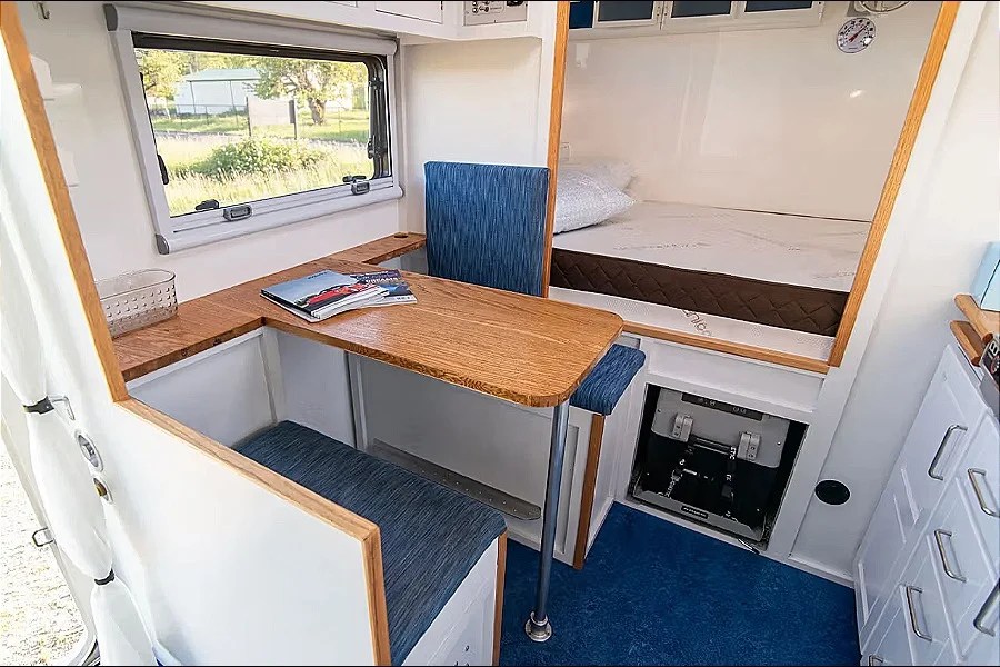 Questo camion Mercedes-Benz Unimog by Wabi-Sabi Overland è in effetti un camper vero e proprio, con tanto di cucina e 'living room'.