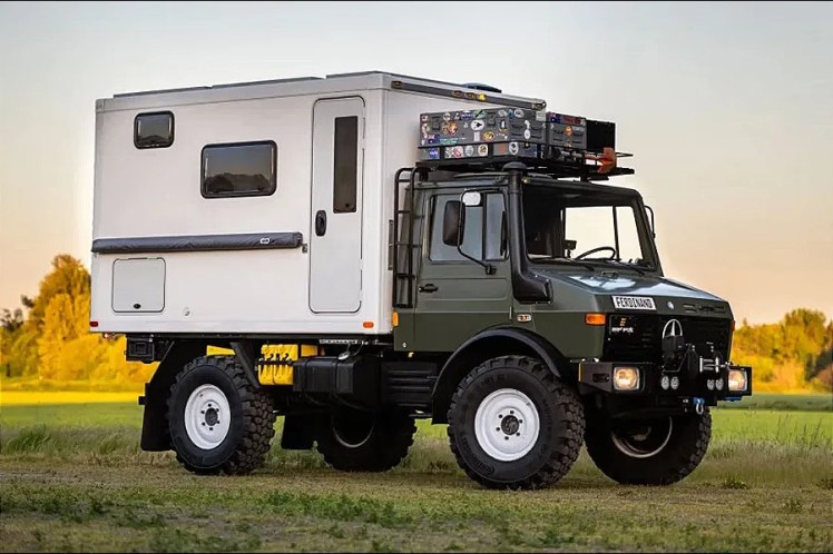 Questo camion Mercedes-Benz Unimog by Wabi-Sabi Overland è in effetti un camper vero e proprio, con tanto di cucina e 'living room'.