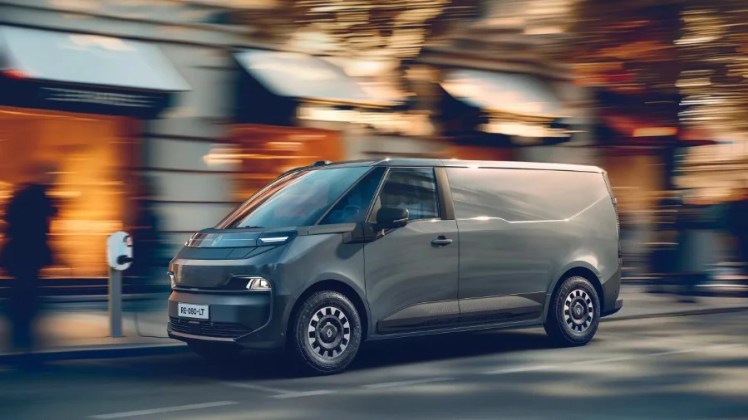 Renault Trafic E-Tech è un nuovo furgone elettrico ad uso commerciale che a vederlo sembra quasi un'auto 'normale