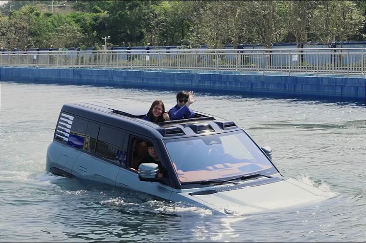 Vagamente ispirato a Land Rover Defender, YangWang U8 di BYD è un SUV grande e grosso, e che soprattutto sa nuotare