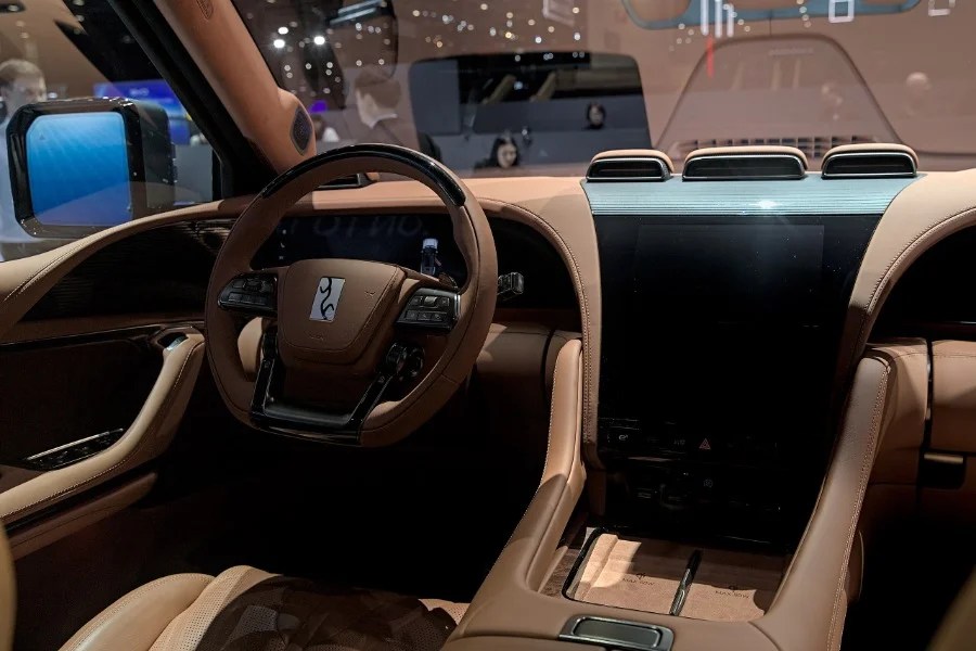 Vagamente ispirato a Land Rover Defender, YangWang U8 di BYD è un SUV grande e grosso, e che soprattutto sa nuotare