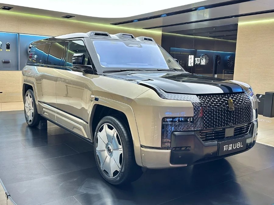 Vagamente ispirato a Land Rover Defender, YangWang U8 di BYD è un SUV grande e grosso, e che soprattutto sa nuotare