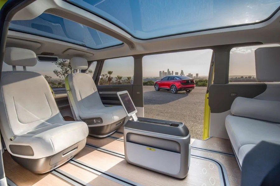 Volkswagen ID. Buzz, il furgoncino elettrico pensato come una versione moderna del tradizionale Bulli, sembra essere uno di quei veicoli che piace a tutti, ma che poi in pochi comprano