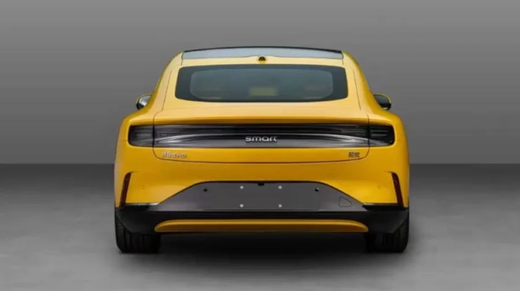 Anche Smart rinuncia all'idea di fare sempre e solo elettrica con Smart 6, ufficialmente 'Smart #6', una berlina fastback da quasi cinque metri di lunghezza e dotata di motore termico