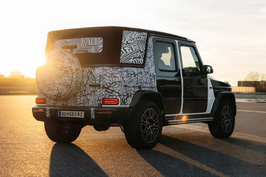 Mercedes sta testando la versione Cabriolet di Classe G sulla neve, il che è peraltro un po' ironico visto che in teoria una cabrio non la si compra per andare sulla neve