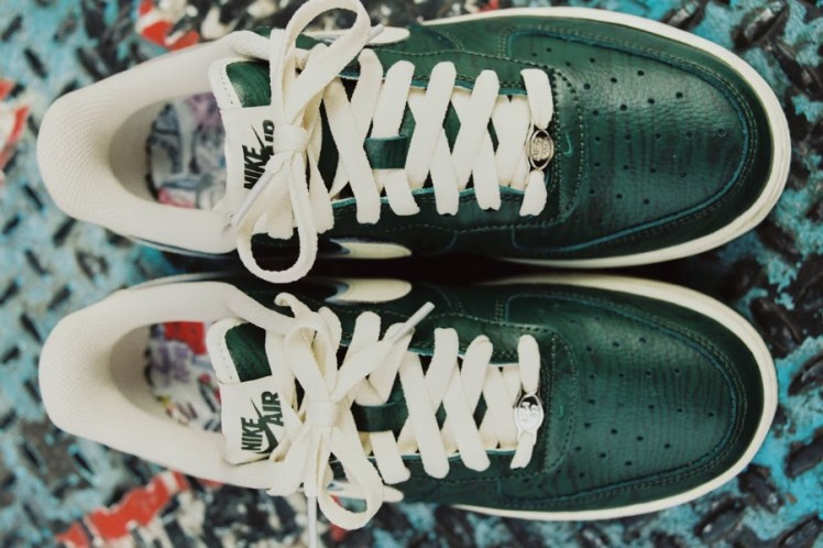 Nike e LAAMS, un collettivo di newyorkese di artisti e collezionisti, si sono uniti per creare Air Force 1 Low 'Please Post Bills'