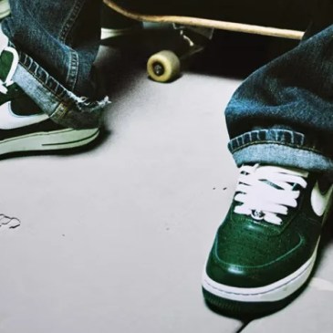 Nike e LAAMS, un collettivo di newyorkese di artisti e collezionisti, si sono uniti per creare Air Force 1 Low 'Please Post Bills'