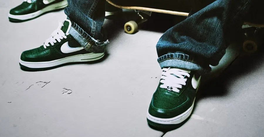 Nike e LAAMS, un collettivo di newyorkese di artisti e collezionisti, si sono uniti per creare Air Force 1 Low 'Please Post Bills'