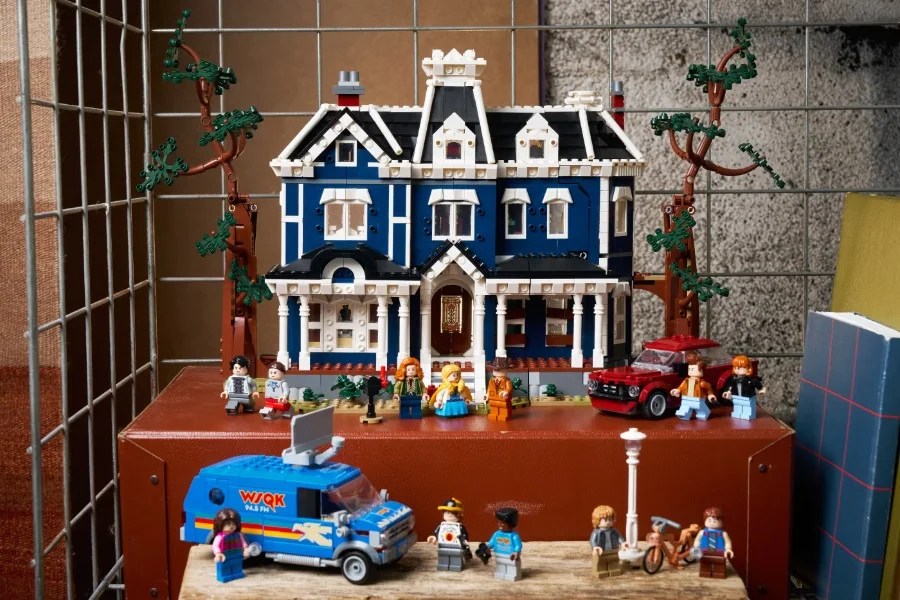LEGO (e Netflix) festeggiano la quinta e ultima stagione di Stranger Things con un set dedicato a La Casa dei Creel, inconfondibile protagonista della fortunatissima serie TV