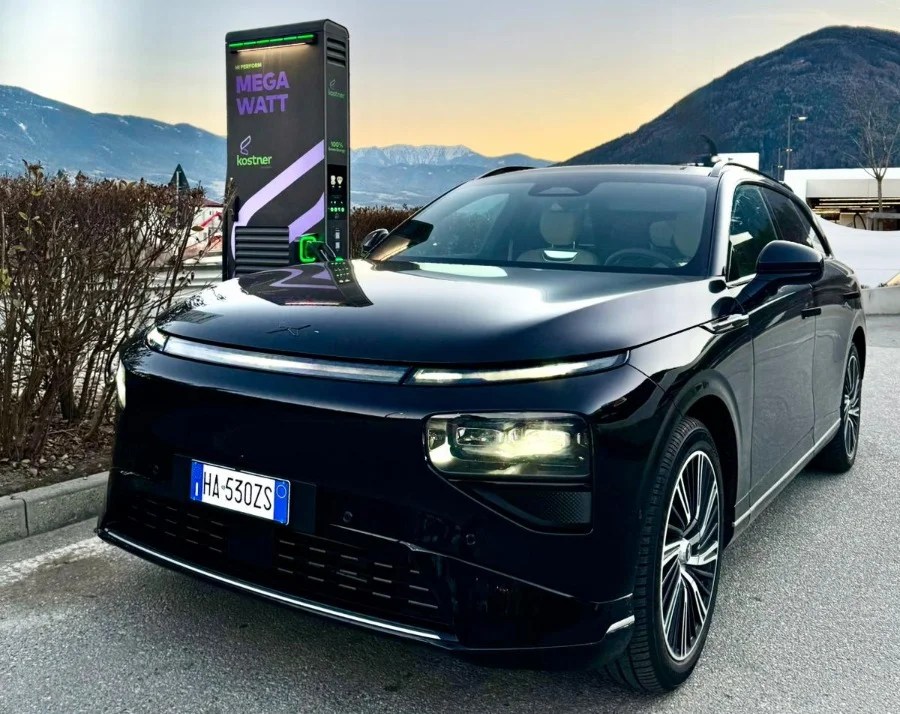 Una volta parlavamo di velocità massima o potenza, oggi parliamo di velocità di ricarica e potenza di ricarica - piaccia o meno - e in questo nessuno batte XPENG G9