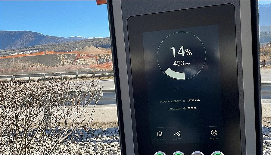 Una volta parlavamo di velocità massima o potenza, oggi parliamo di velocità di ricarica e potenza di ricarica - piaccia o meno - e in questo nessuno batte XPENG G9