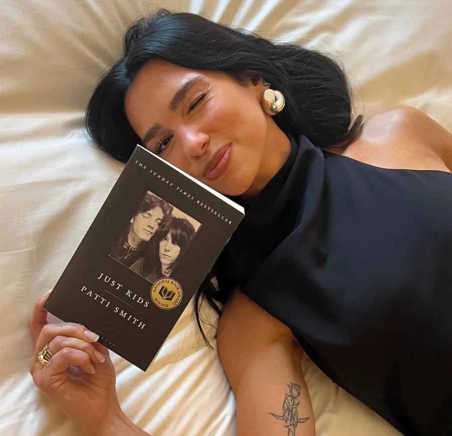 A sorpresa: Dua Lipa ha un book club, e sta arrivando in Europa