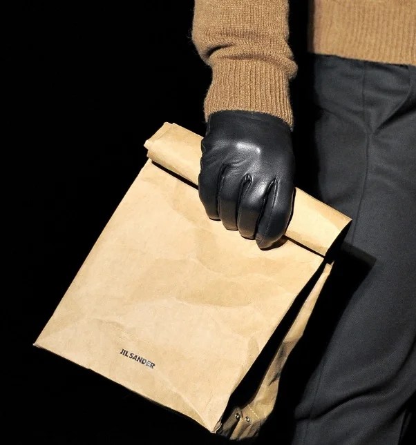 A un certo punto brand come Supreme, Prada, Balenciaga e chi più ne ha più ne metta hanno iniziato a lanciare prodotti molto costosi e in alcuni casi totalmente inutili