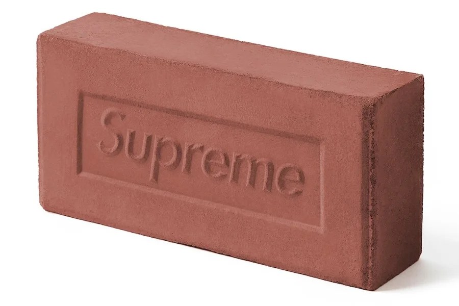 A un certo punto brand come Supreme, Prada, Balenciaga e chi più ne ha più ne metta hanno iniziato a lanciare prodotti molto costosi e in alcuni casi totalmente inutili