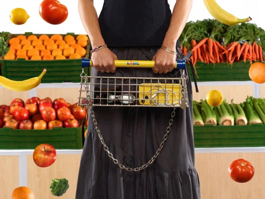 Dopo le scarpe ecco la borsa: Lidl continua la sua stramba avventura nella moda