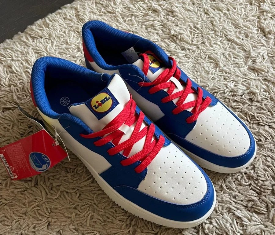 Dopo le scarpe ecco la borsa: Lidl continua la sua stramba avventura nella moda