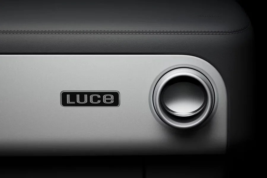 Ferrari Luce elettrica interni disegnati da Jony Ive Apple