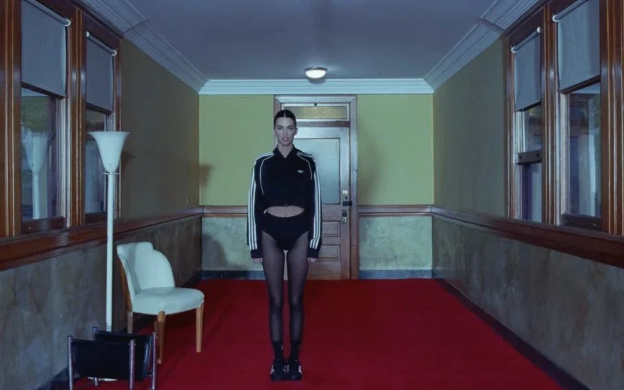 Il nuovo spot adidas Originals con Samuel L. Jackson e Kendall Jenner è un po' strambo, ma funziona