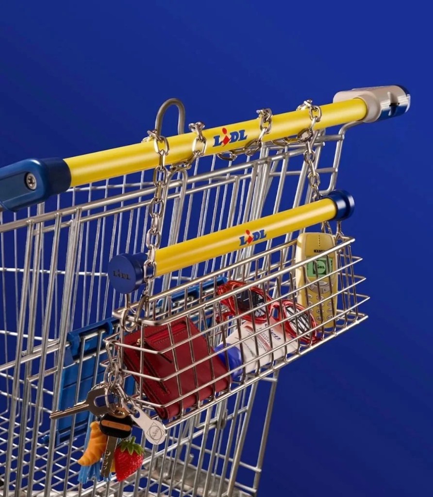 Dopo le scarpe ecco la borsa: Lidl continua la sua stramba avventura nella moda