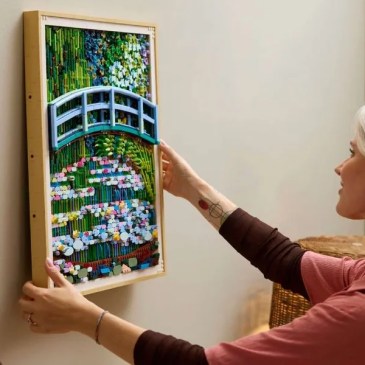 LEGO e il Met (Metropolitan Museum of Art) - il famosissimo museo d'arte a New York - hanno creato una versione 'legosa' di un famosissimo quadro di Monet