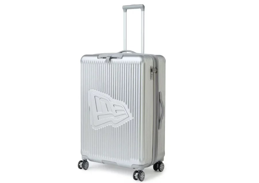 New Era si è messa a fare bagagli con una valigia extra-large