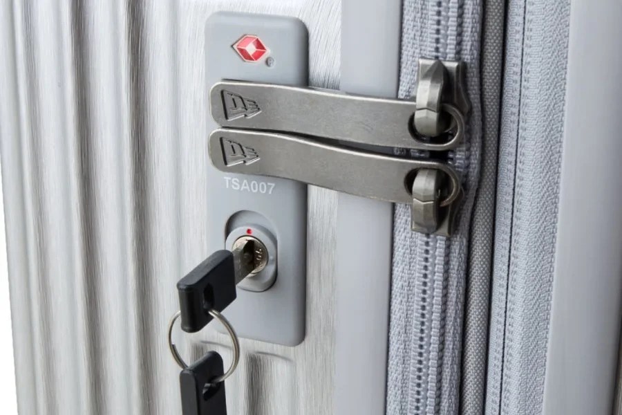 New Era si è messa a fare bagagli con una valigia extra-large