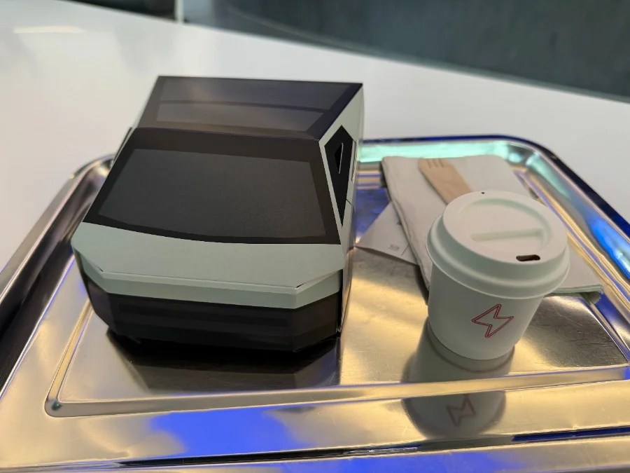 Siamo stati al Tesla Diner a Los Angeles - ed è esattamente come ce lo aspettavamo