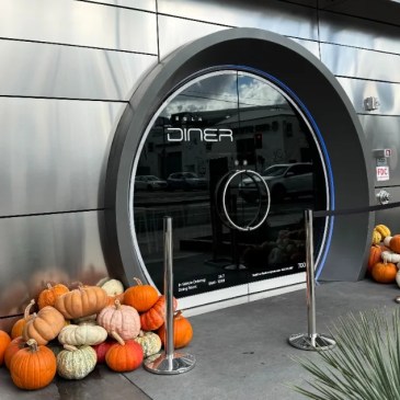 Siamo stati al Tesla Diner a Los Angeles - ed è esattamente come ce lo aspettavamo