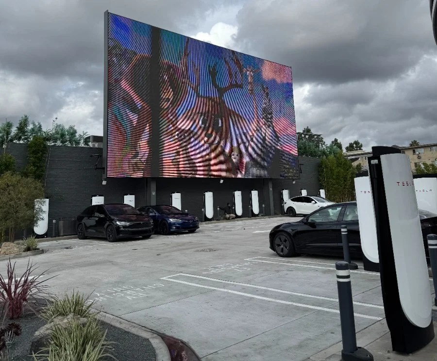 Siamo stati al Tesla Diner a Los Angeles - ed è esattamente come ce lo aspettavamo