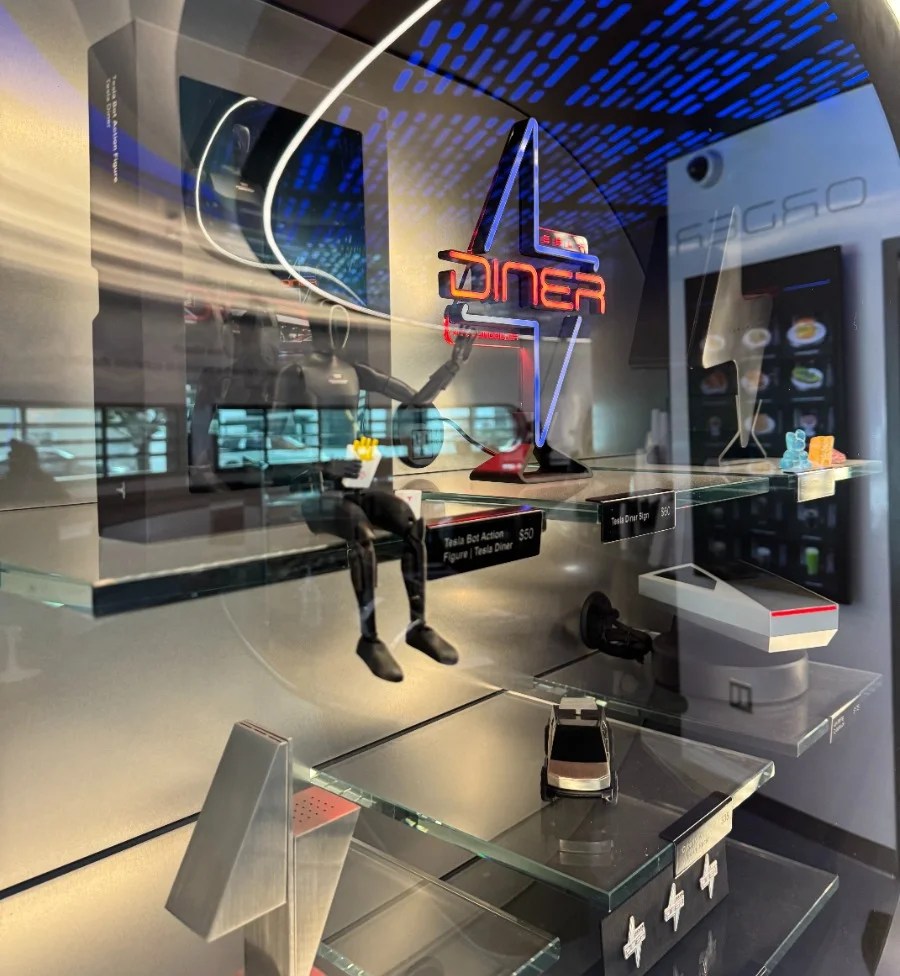 Siamo stati al Tesla Diner a Los Angeles - ed è esattamente come ce lo aspettavamo