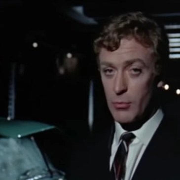 Sir Michael Caine, 93 anni quest'anno, una volta gelò tutti con una risposta sorprendentemente trasparente in un'intervista sul film Lo Squalo