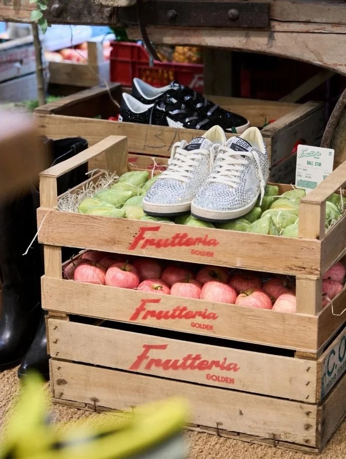 Golden Goose, che di mestiere farebbe abbigliamento e scarpe, ha aperto un fruttivendolo a Londra che vende scarpe - tutto molto meraviglioso