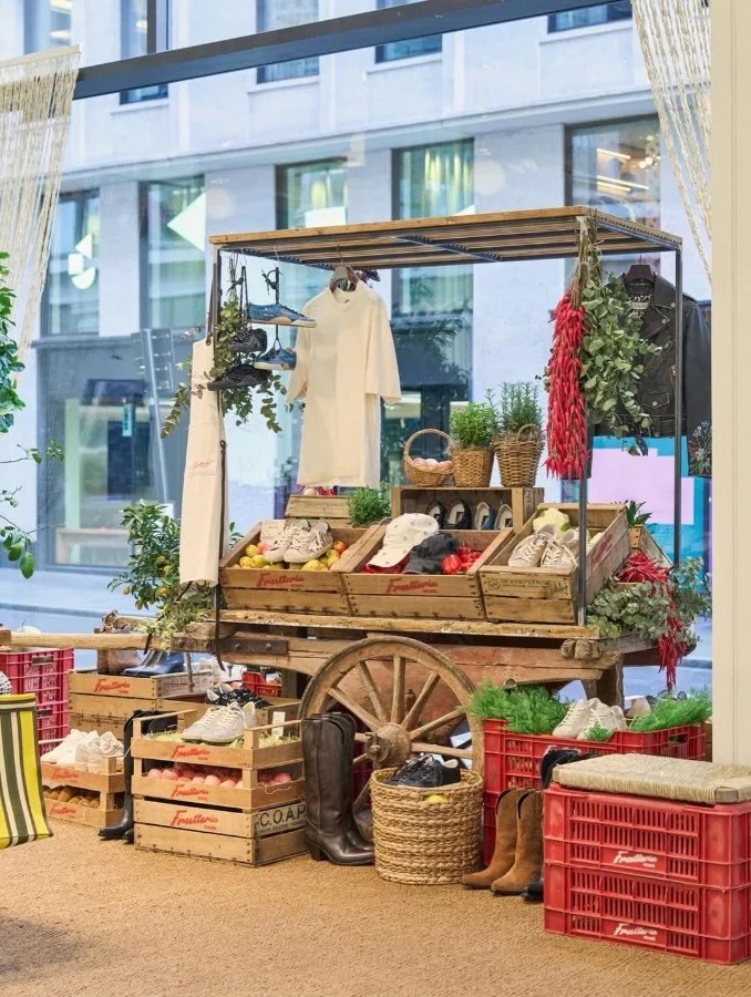 Golden Goose, che di mestiere farebbe abbigliamento e scarpe, ha aperto un fruttivendolo a Londra che vende scarpe - tutto molto meraviglioso