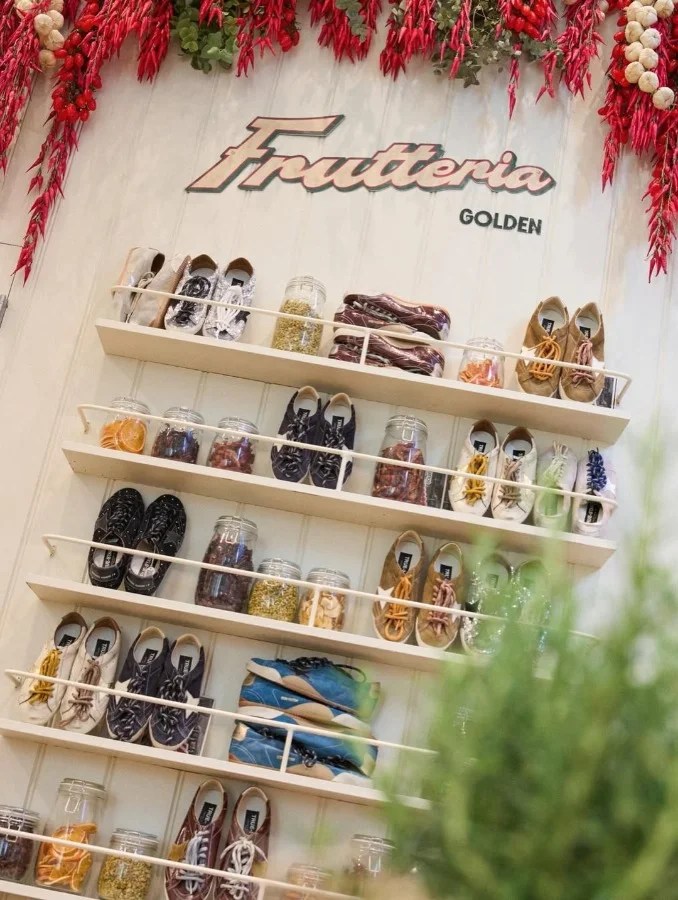 Golden Goose, che di mestiere farebbe abbigliamento e scarpe, ha aperto un fruttivendolo a Londra che vende scarpe - tutto molto meraviglioso