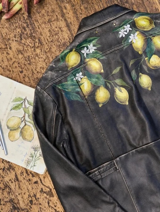 Golden Goose, che di mestiere farebbe abbigliamento e scarpe, ha aperto un fruttivendolo a Londra che vende scarpe - tutto molto meraviglioso