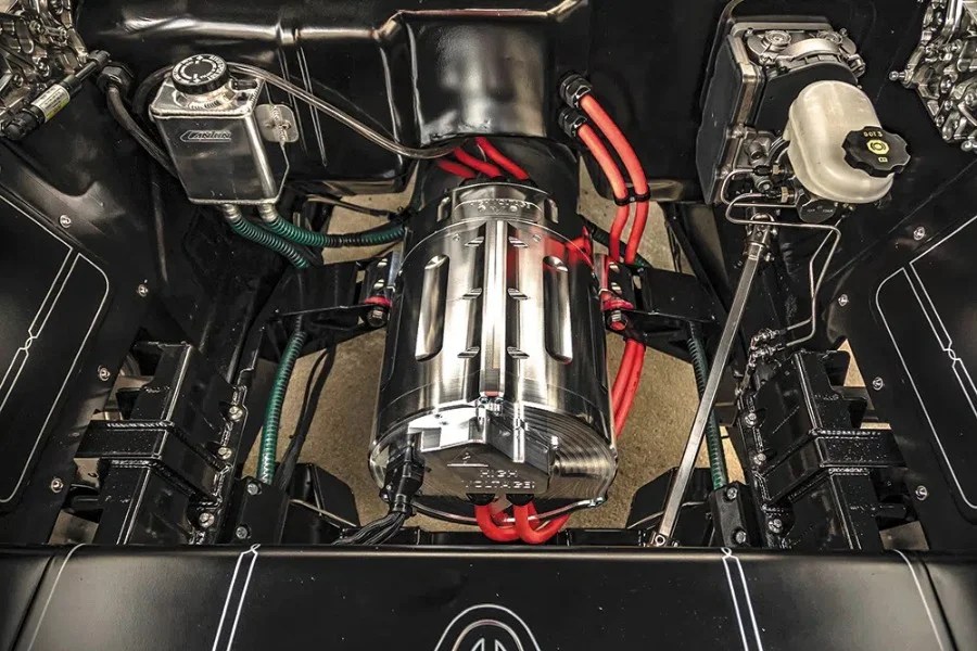 Il cuore di una Tesla in un corpo da Pony Car - questa Mustang del 65 è elettrica