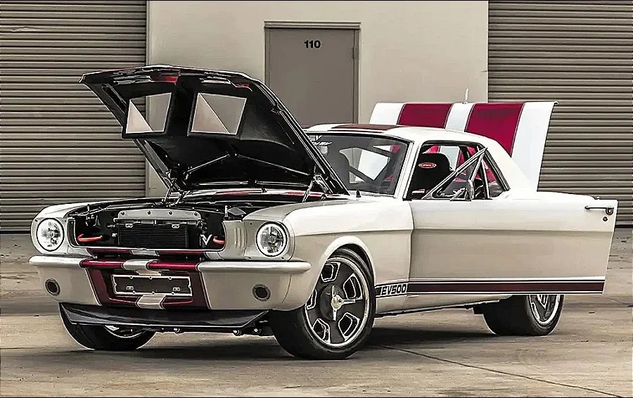 Il cuore di una Tesla in un corpo da Pony Car - questa Mustang del 65 è elettrica