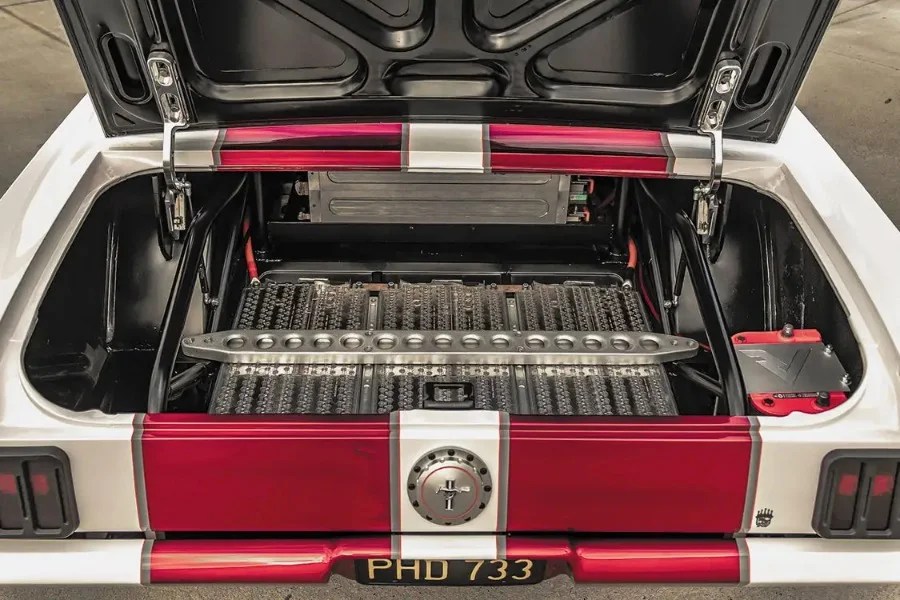 Il cuore di una Tesla in un corpo da Pony Car - questa Mustang del 65 è elettrica