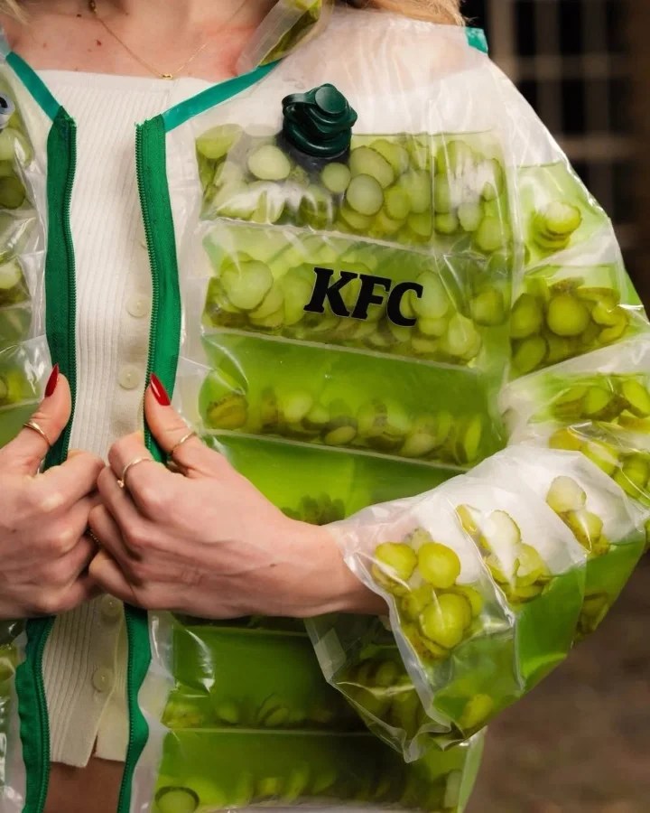 Ho i tuoi baci sul collo, sono come ferite Tu mi sai fare male, sì, tu mi fai impazzire Ma se non ci sei attorno, qua mi va tutto storto E a lui lo vorrei morto e invece ancora ti scrive