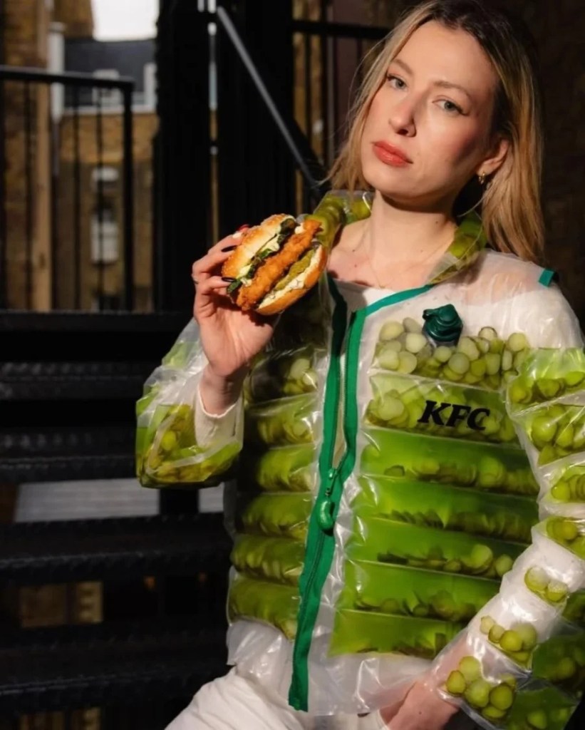 Ho i tuoi baci sul collo, sono come ferite Tu mi sai fare male, sì, tu mi fai impazzire Ma se non ci sei attorno, qua mi va tutto storto E a lui lo vorrei morto e invece ancora ti scrive