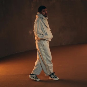 La 'relazione' tra Bad Bunny e adidas prosegue con 'BadBo 1.0' in beige e nero