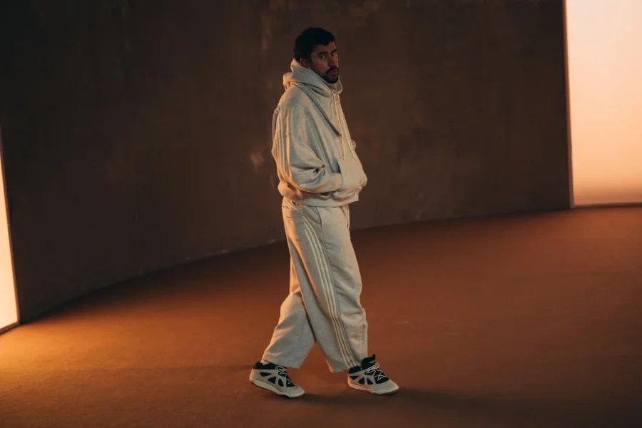 La 'relazione' tra Bad Bunny e adidas prosegue con 'BadBo 1.0' in beige e nero