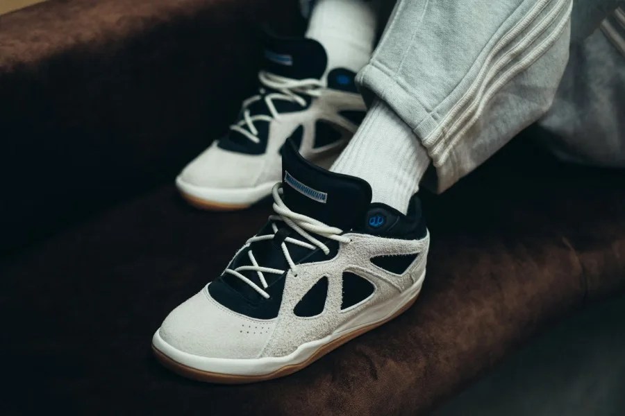 La 'relazione' tra Bad Bunny e adidas prosegue con 'BadBo 1.0' in beige e nero