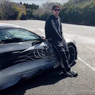 Nemmeno George Russell esente dal trend di Tokyo Drift: eccolo nella posa di Han