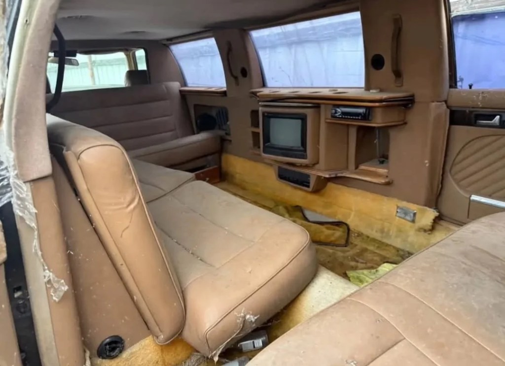 Qualcuno ha messo in vendita una Mercedes-Benz 500 SEL del 1989 su Facebook Marketplace in California, e abbiamo diverse domande