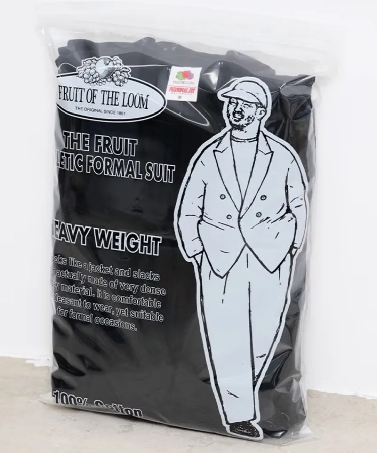 Ricordate il marchio delle anonime magliette? Fruit of the Loom reinventa l'abito maschile: imbustato, lavabile in lavatrice, già esaurito