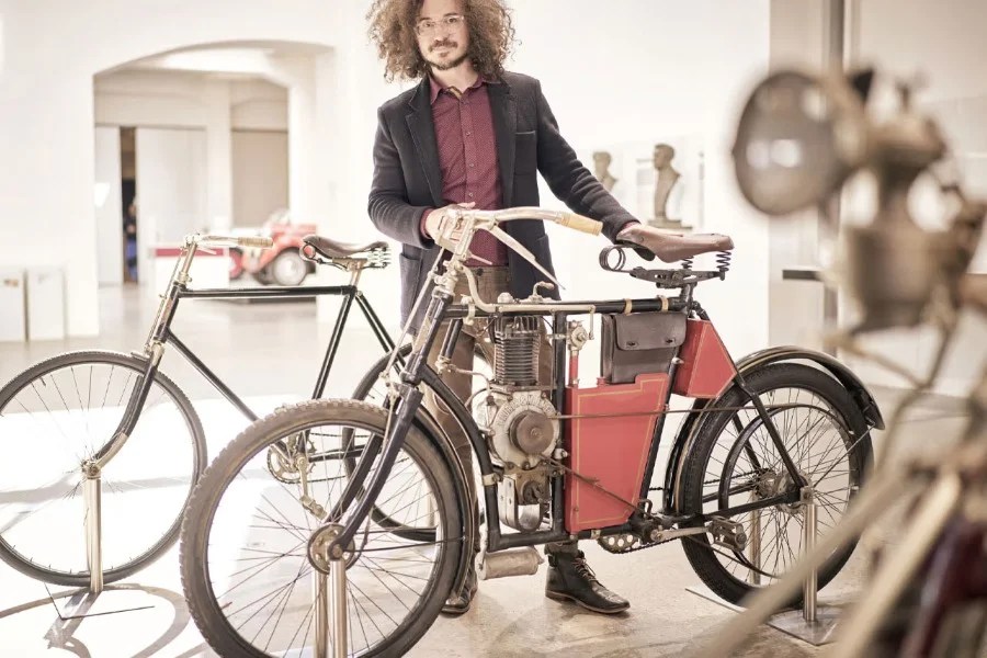 Škoda Slavia B sembra uscito da un film del 2099, ma in realtà si ispira a una moto di oltre 100 anni fa